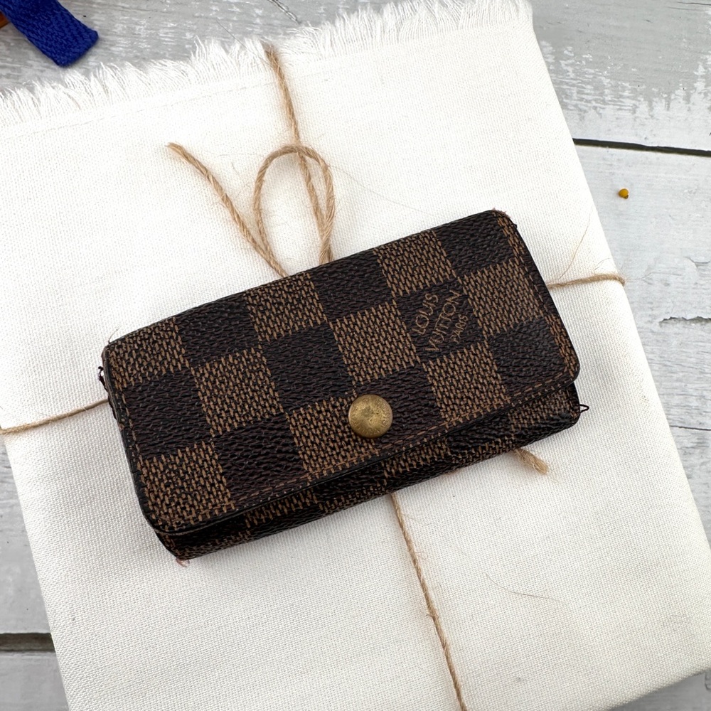 AUTHENTIC Louis Vuitton key holder.